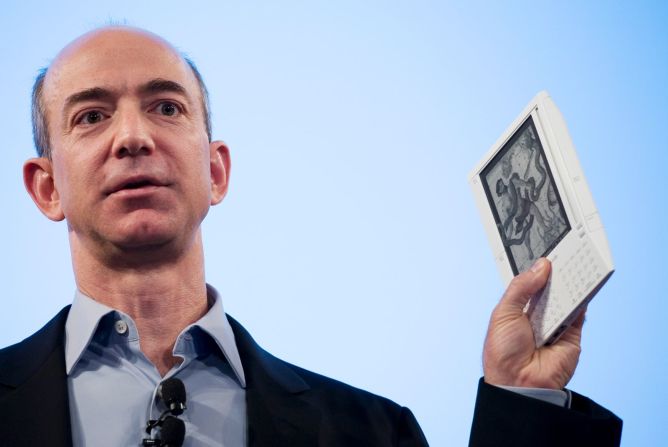 Bezos presenta el lector electrónico Kindle en una conferencia de prensa en 2007. Mark Lennihan / AP