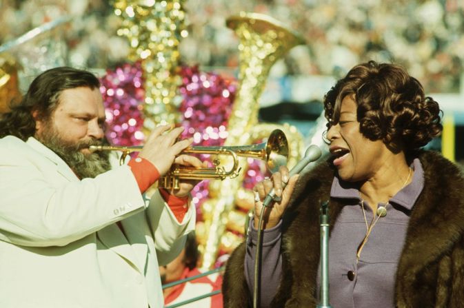 Hirt toca la trompeta mientras Ella Fitzgerald canta en el Super Bowl de 1972. El show de medio tiempo de ese año rindió homenaje a la leyenda del jazz Louis Armstrong, quien murió el año anterior.