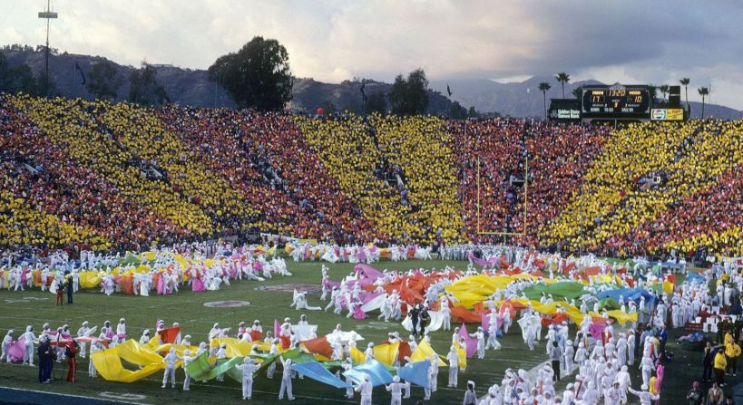 Los asistentes participan en un fondo colorido para el show de medio tiempo del Super Bowl en 1983, que se llevó a cabo en el Rose Bowl en Pasadena, California.