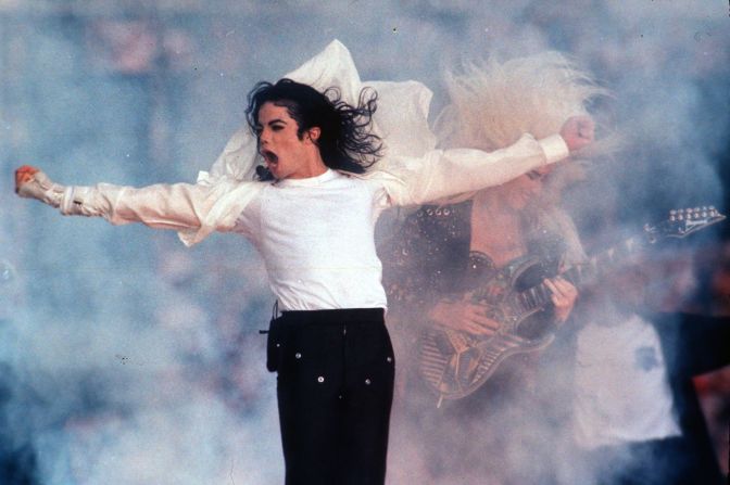 Michael Jackson, el "Rey del Pop", cantó varios de sus éxitos en 1993. A menudo se le atribuye a esta presentación el hecho de haber comenzado la tradición de contar con grandes artistas en el medio tiempo del Super Bowl.