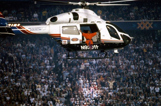 Un helicóptero recoge a Diana Ross después de que encabezara el show de medio tiempo en el Super Bowl de 1996.