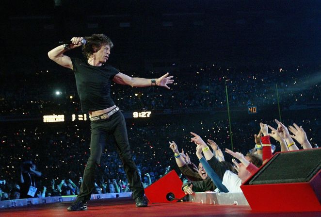 El líder de los Rolling Stones, Mick Jagger, baila durante el show de medio tiempo de 2006.