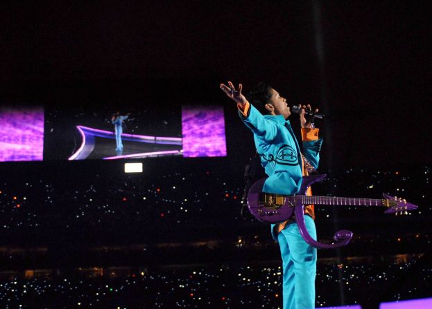 Prince se presentó en el Super Bowl en 2007, y un día lluvioso en el sur de Florida proporcionó el escenario perfecto para su canción "Purple Rain".