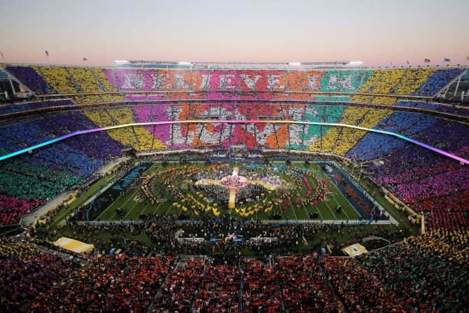 Los asistentes participan en el show de medio tiempo de 2016 en el Levi's Stadium de Santa Clara, California. La colorida pantalla dice "Believe in Love" durante una actuación que agrupó a a Bruno Mars, Beyonce y Coldplay.