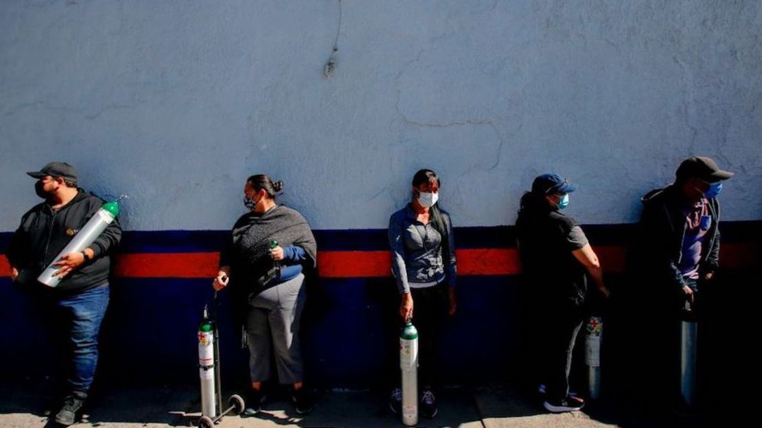 Personas hacen fila para rellenar tanques de oxígeno en Guadalajara, Jalisco, México.