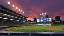 CNNE 949613 - comienzan a vacunar en el estadio de los yankees