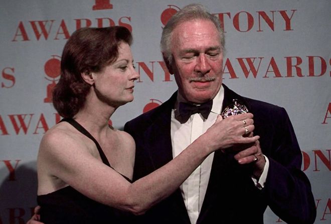 La actriz Susan Sarandon le muestra a Plummer cómo posar con su premio Tony a mejor actor principal en una obra de teatro en 1997. Plummer se llevó el galardón por su papel en "Barrymore".