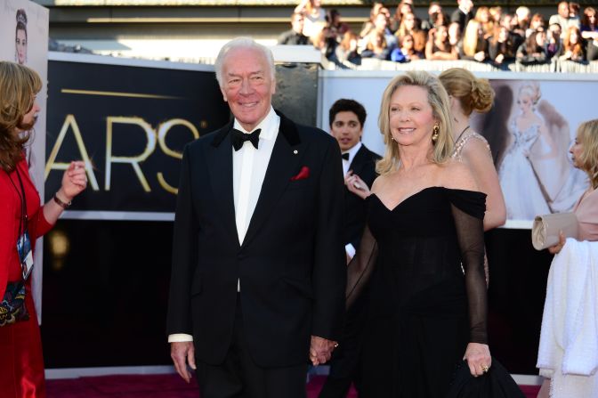 Christopher Plummer y su esposa Elaine Taylor llegan a los Premios Oscar de 2013. La pareja se casó en 1970 y estuvieron juntos hasta la muerte de Plummer.