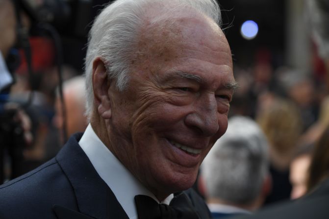 El actor Christopher Plummer, quien protagonizó "The Sound of Music" junto a Julie Andrews, murió el 5 de febrero a los 91 años en su casa en Connecticut, según un comunicado de su representante. Mira la galería para conocer otros momentos de su vida.  →