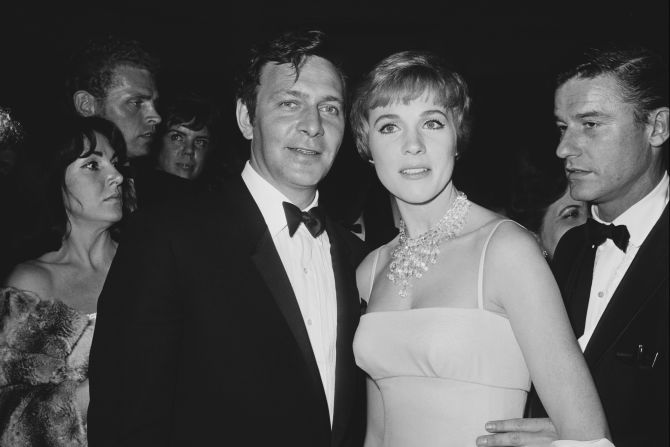 Plummer junto a Julie Andrews durante el estreno de "The Sound of Music" en 1965, que se realizó en el teatro Fox Wilshire, en Los Ángeles, California.