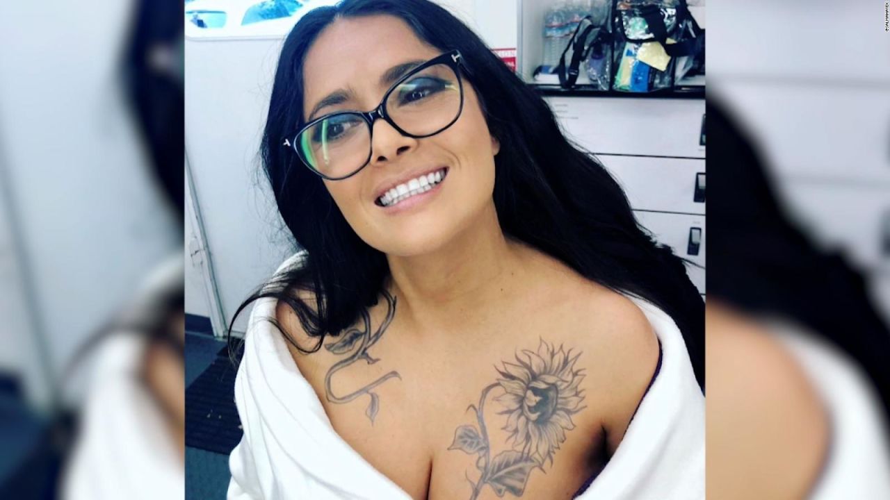 CNNE 949782 - salma hayek muestra sus nuevos tatuajes