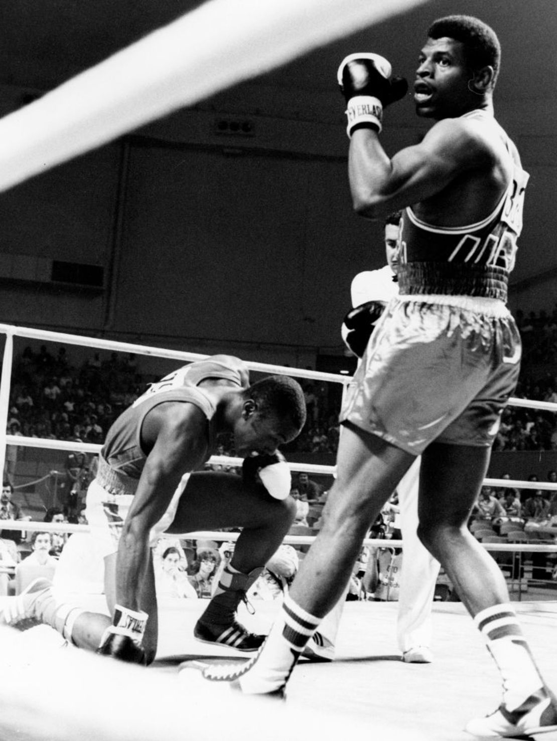 Fotografía tomada en julio de 1976 en Montreal que muestra al boxeador de peso pesado de Leon Spinks (derecha) en el ring al final de su pelea durante los Juegos Olímpicos de 1976. Crédito: AFP a través de Getty Images