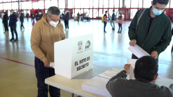 CNNE 950217 - ecuatorianos en espana ejercen su derecho al voto