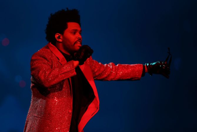 The Weeknd interpretó algunos de sus grandes éxitos durante el espectáculo del domingo por la noche, que tuvo lugar en el Estadio Raymond James en Tampa, Florida. Mark LoMoglio / AP