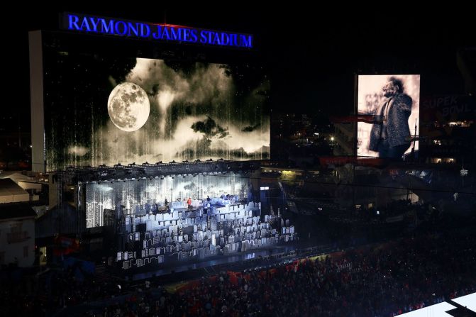 Gran parte del espectáculo se realizó detrás de los fanáticos en el lado norte del estadio. Mike Ehrmann / Getty Images