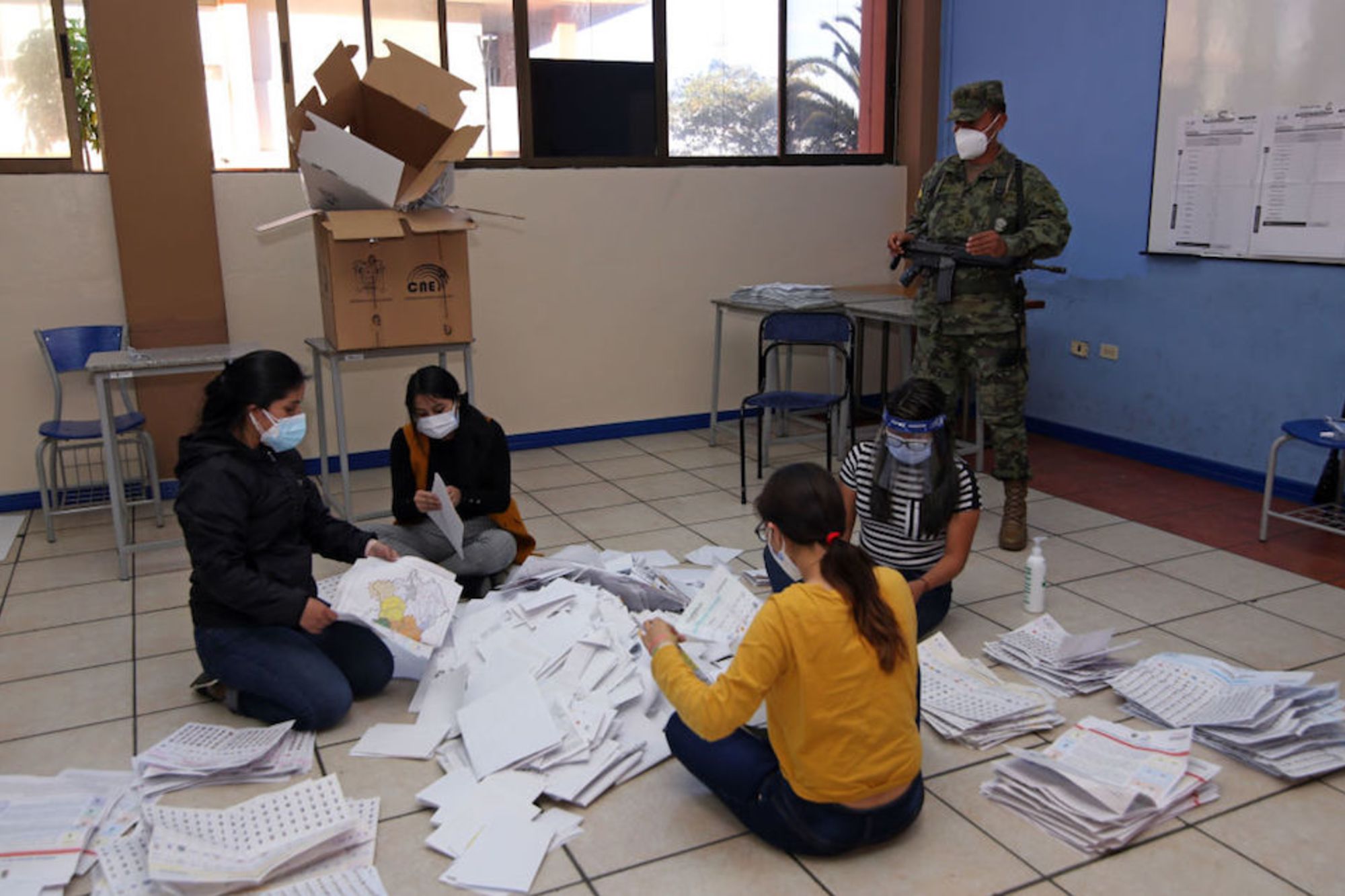 CNNE 950373 - ecuador-election-count