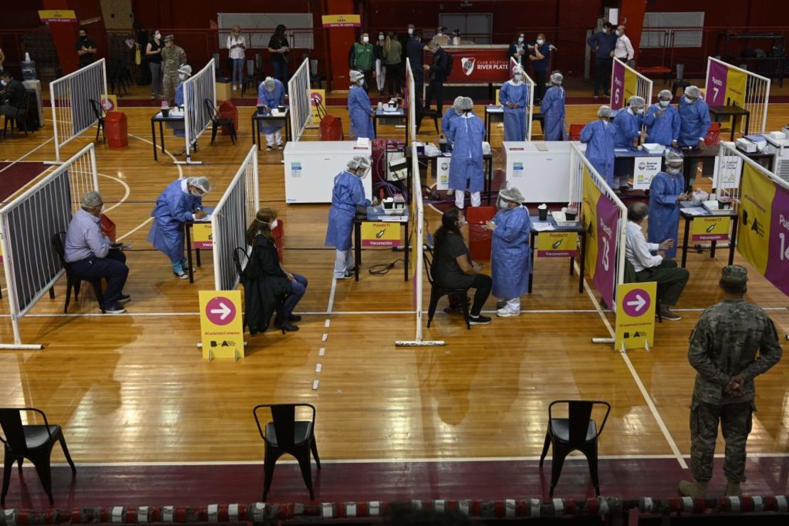 Vacunación de trabajadores médicos con la vacuna Sputnik V en la cancha de baloncesto del River Plate en Buenos Aires.