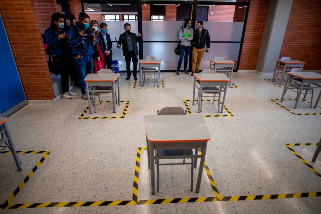 La alcaldesa de Bogotá, Claudia López, anunció el regreso de los estudiantes a las clases presenciales, a medida que el contagio disminuye en la capital.