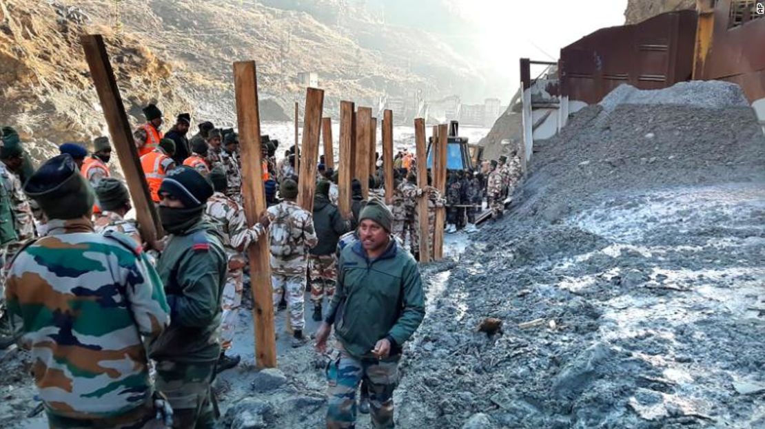 El personal de la Policía Fronteriza Indo-Tibetana (ITBP) participa en los esfuerzos de rescate en el proyecto de energía hidroeléctrica en la aldea de Reni, en el distrito de Chamoli, Uttarakhand, el 8 de febrero de 2021.