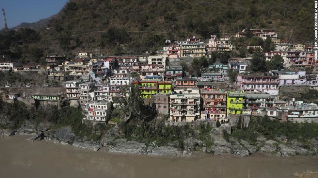 Vista del río Mandakini desbordado, un afluente del río Alaknanda, cerca del distrito de Rudraprayag, en Uttarakhand, India.