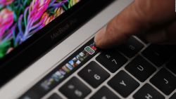 CNNE 950532 - apple podria quitar la herramienta touch bar