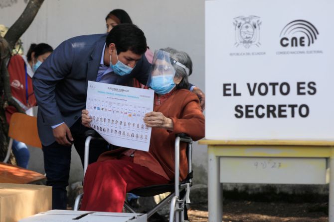 El candidato presidencial Andrés Arauz ayuda a su abuela a votar en las elecciones generales de Ecuador el 7 de febrero de 2021.