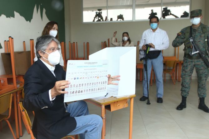 Guillermo Lasso, candidato a la Presidencia de Ecuador, muestra su boleta electoral, durante los comicios generales en el país el 7 de febrero de 2021.
