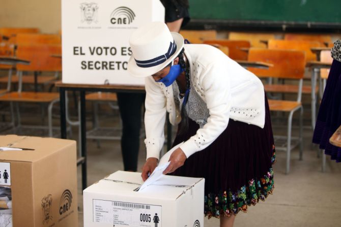 Una mujer vota en Cuenca, Ecuador, durante las elecciones generales del país.