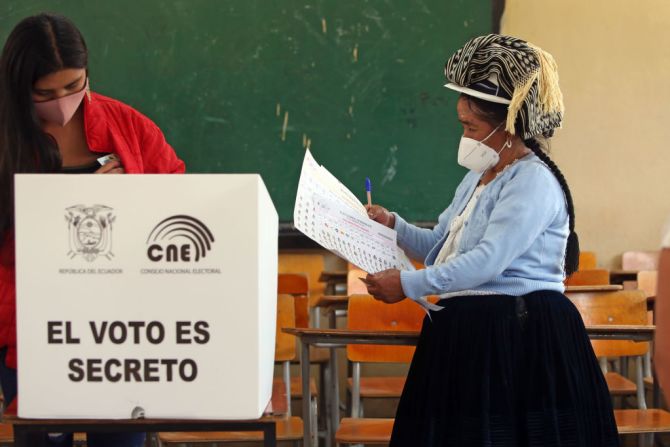 Una mujer vota en Cuenca, Ecuador, durante las elecciones generales del país.
