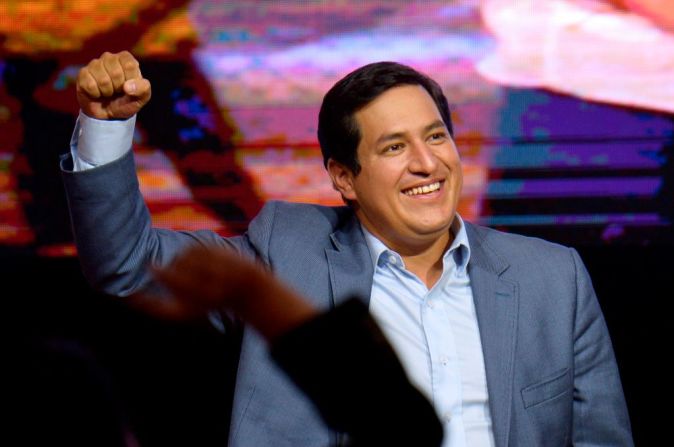 El candidato presidencial Andrés Arauz alza su puño durante una rueda de prensa el 7 de febrero de 2021, después de las elecciones generales en Ecuador. Los resultados preliminares indican que Arauz lidera con el 32,17% de los votos, seguido de Yaku Pérez con el 19,87%.