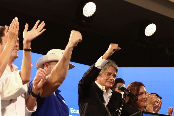 El también candidato presidencial Guillermo Lasso alza su mano durante una rueda de prensa posterior a las elecciones en Ecuador el 7 de febrero de 2021 en Guayaquil, Ecuador. De acuerdo a los primeros resultados del Consejo Nacional Electoral, Lasso va en tercer lugar con el 19,59% de los votos. Lo superan Andrés Arauz con el 32,17% y Yaku Pérez, por una diferencia muy estrecha, con el 19,87%.