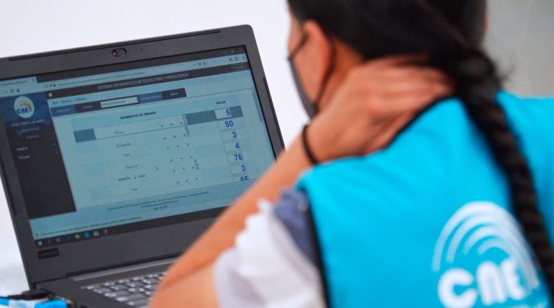 Una trabajadora del Consejo Nacional Electoral digitaliza datos de la votación el 8 de febrero de 2021 en Quito, Ecuador.