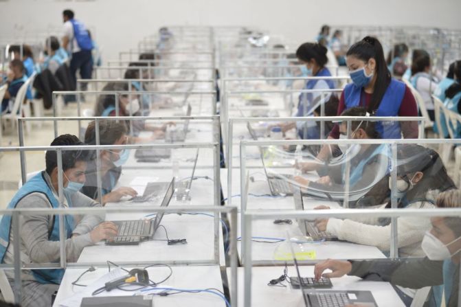 Empleados del Consejo Nacional Electoral digitalizan datos de la votación el 8 de febrero de 2021.
