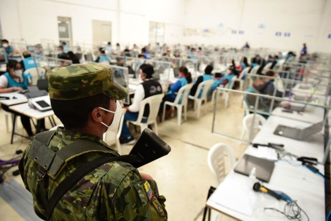 Un miembro del Ejército de Ecuador hace guardia mientras los trabajadores del Consejo Nacional Electoral continúan digitalizando el conteo de votos el 8 de febrero de 2021, en Quito, Ecuador.