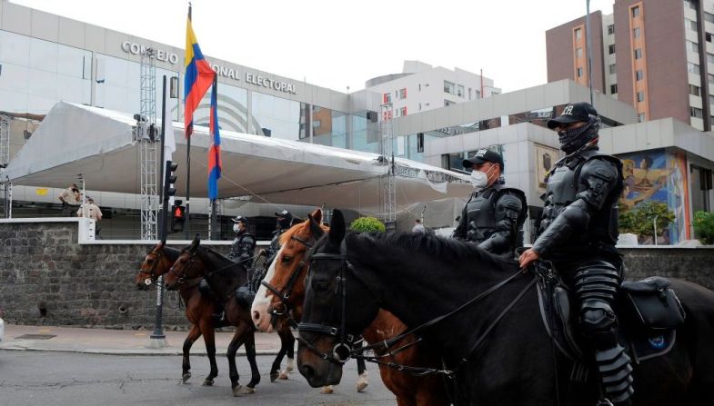 Miembros del Ejército de Ecuador custodian la sede del Consejo Nacional Electoral en Quito, Ecuador, mientras el conteo de votos continúa el 8 de febrero de 2021.
