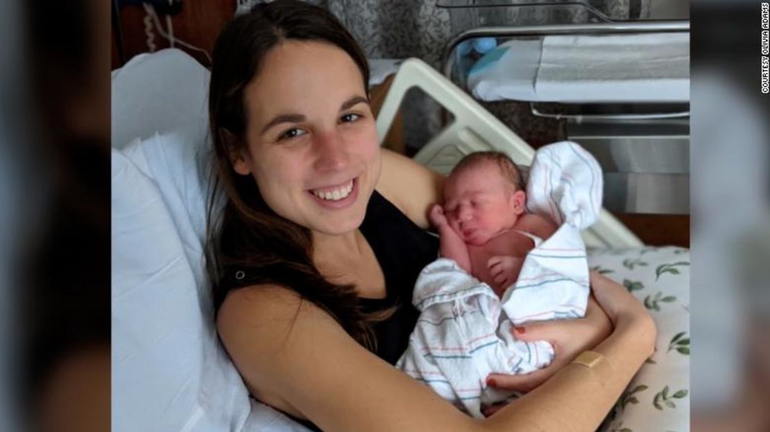 Olivia Adams sostiene a su hijo recién nacido.