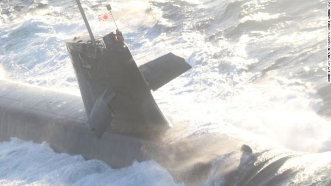 El submarino Soryu de la Fuerza de Autodefensa Marítima de Japón es visto en el Océano Pacífico luego de chocar con un barco comercial el lunes.