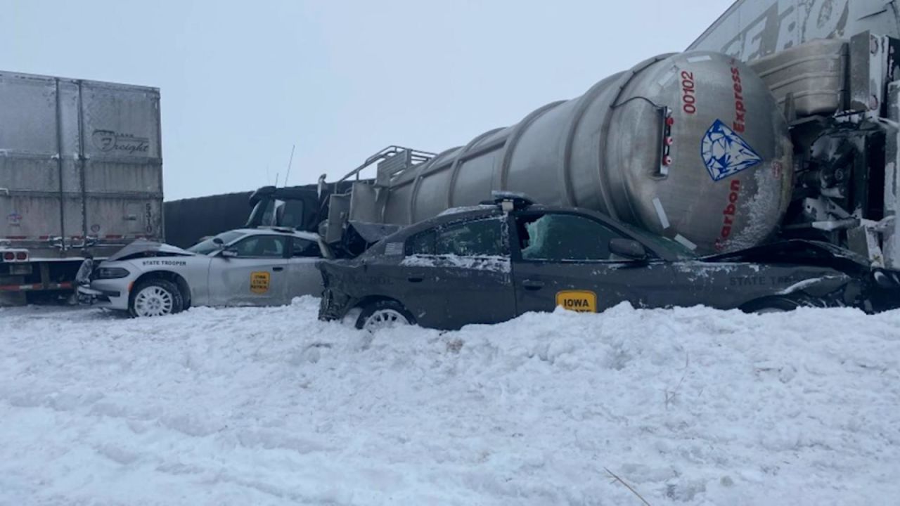 CNNE 951102 - ee-uu-- nieve causa al menos 380 accidentes en oklahoma