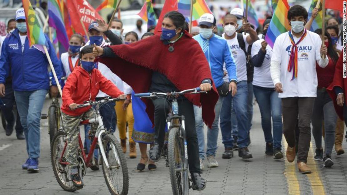 Pérez levanta el pulgar mientras monta en bicicleta durante un mitin de campaña en Machachi, Ecuador, el mes pasado.