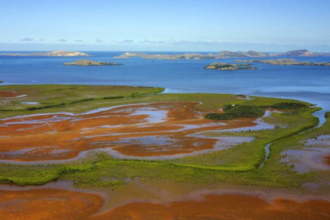 En 1774, el explorador británico James Cook descubrió la isla y la nombró Nueva Caledonia porque le recordó a Escocia, según registra The World Factbook. La explicación es que Caledonia es la palabra en latín de Escocia. En la imagen se observa una zona de manglares de la isla.