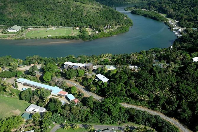 La isla tiene un área total de 18.575 kilómetros cuadrados, de los cuales 300 son agua. Su costa tiene una extensión de 2.254 kilómetros, según The World Factbook de la CIA. Esta imagen aérea muestra el área de Hienghene en Nueva Caledonia.
