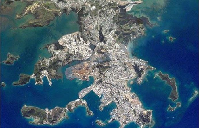 Así se ve desde el aire la ciudad principal de Nueva Caledonia, Noumea, construida en una península que se adentra en la laguna en el lado suroeste de la isla. La mayoría de la población vive en esta zona.