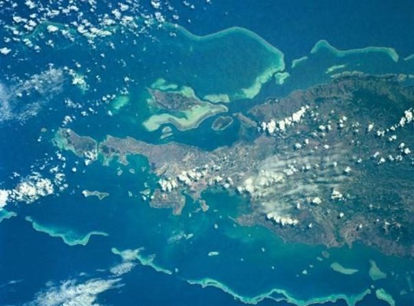 Esta imagen muestra la parte norte de Nueva Caledonia. La isla está rodeada por la segunda barrera de coral más grande del mundo.