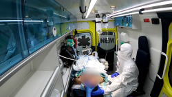 CNNE 951752 - la pandemia dentro de ambulancia que transporta pacientes de covid-19