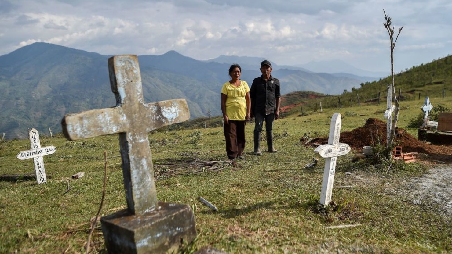 Familiares y amigos de Luis Dagua, líder campesino asesinado cuyo cuerpo fue encontrado al costado de una carretera con aparentes signos de violencia, asisten a su funeral en la zona rural de Caloto, departamento del Cauca, Colombia, el 18 de julio de 2018. Human Roght Watch denunció en un nuevo informe el asesinato de líderes sociales en el país.