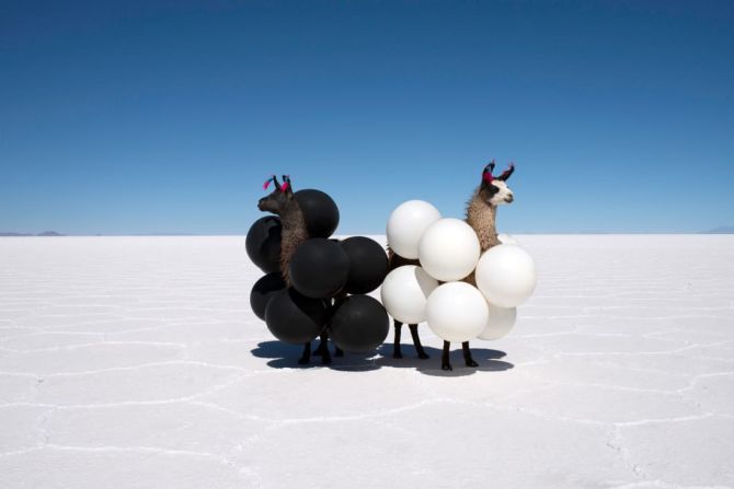 "Gray Malin: The Essential Collection", la próxima compilación del fotógrafo, incluirá 300 de sus fotografías más memorables. "Llamas Black and White Balloons" fue tomada en 2013 en el Salar de Uyuni en Bolivia.