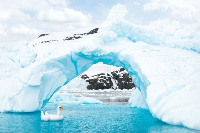 "Swan Inflatable", una imagen de la serie "Antarctica" de Malin, fotografiada en 2013.