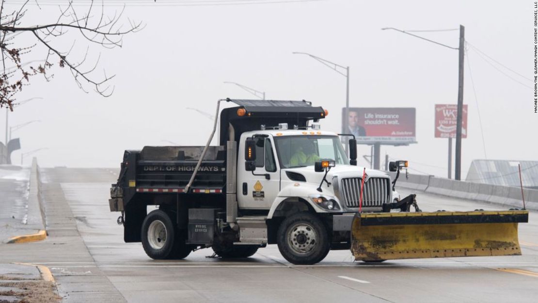 Un quitanieves del Departamento de Carreteras de Kentucky esparce sal, el 10 de febrero de 2021.