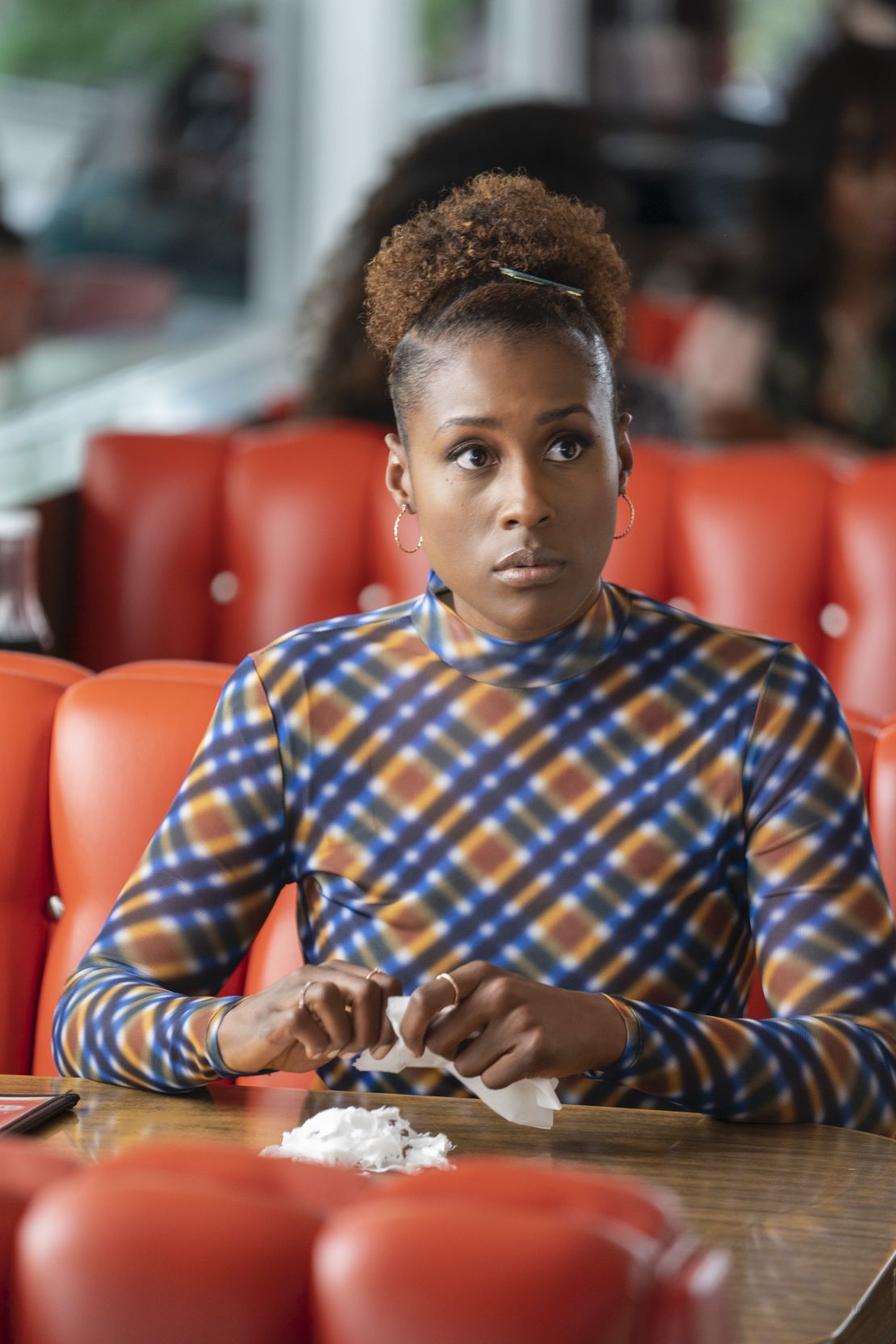 Creada por Issa Rae y Larry Wilmore, la comedia Insecure sigue la vida de Issa y Molly, dos mujeres afroestadounidenses que deben enfrentar sus propios defectos de la vida real en sus intentos de navegar por diferentes mundos y lidiar con una serie de incómodas experiencias cotidianas.