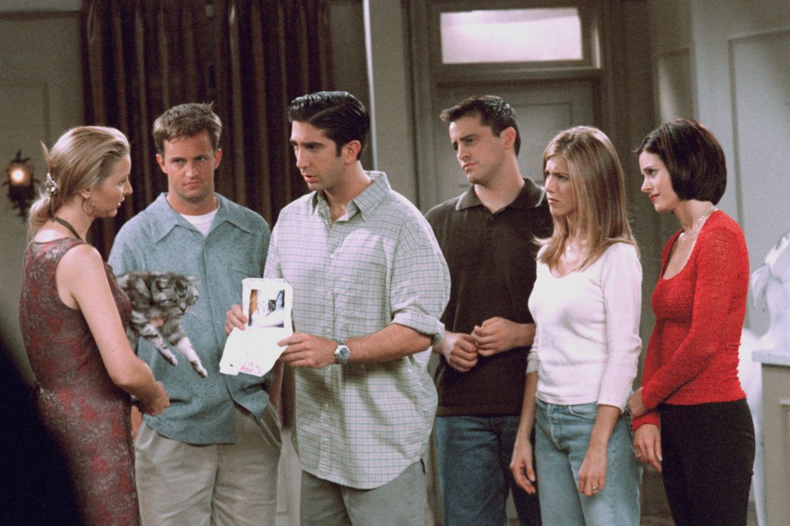 (De izquierda a derecha) Phoebe, Chandler, Ross, Joey, Rachel y Monica se seguirán viviendo en la pantalla de Warner Channel